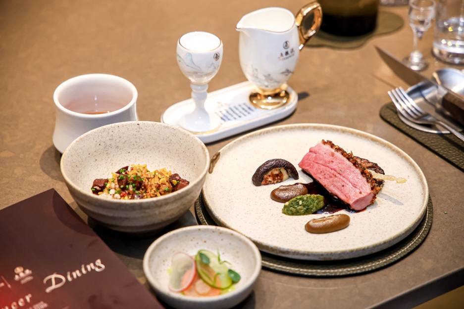 桌子上的盘子里放着一些食物和饮料

AI 生成的内容可能不正确。